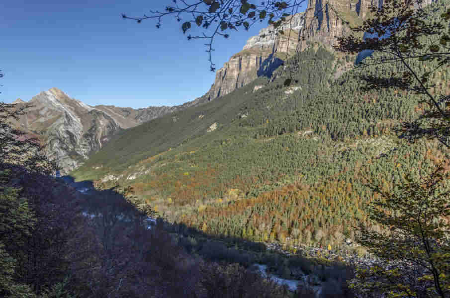 Huesca - parque nacional de Ordesa y Monte Perdido - valle de Ordesa 82 - senda de los Cazadores.jpg